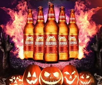 Garrafas de cerveja Brahma cercadas por fogo e abóboras no material promocional
